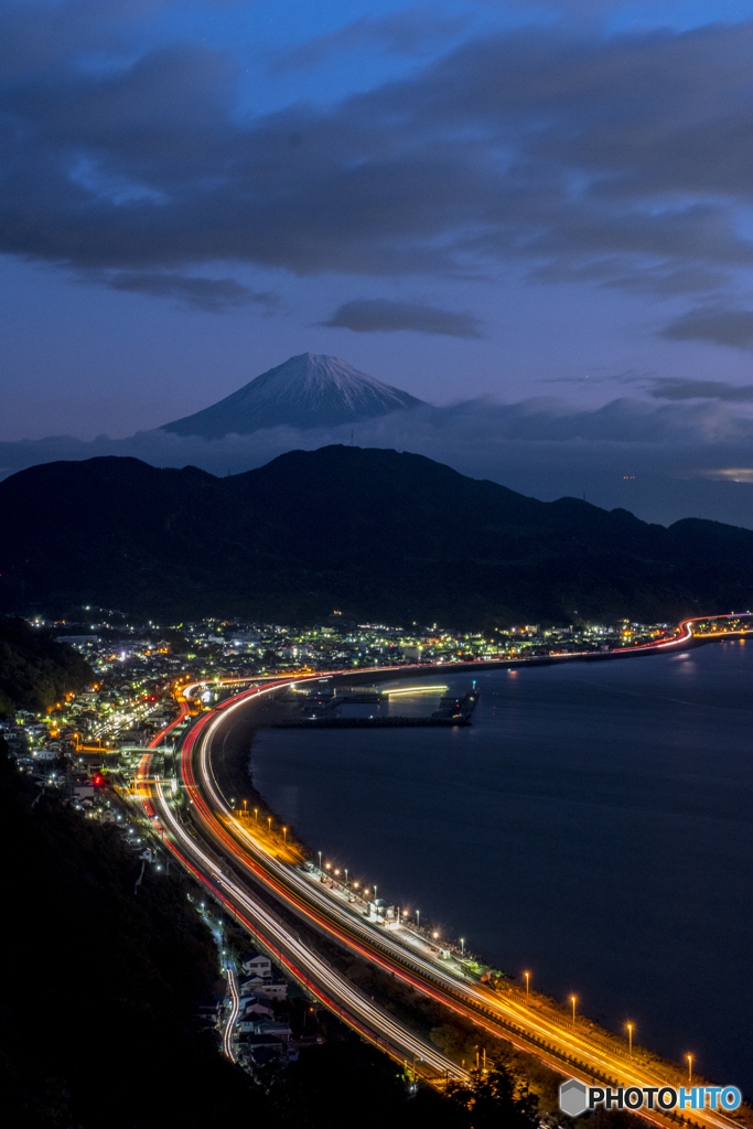 夜明けの光跡