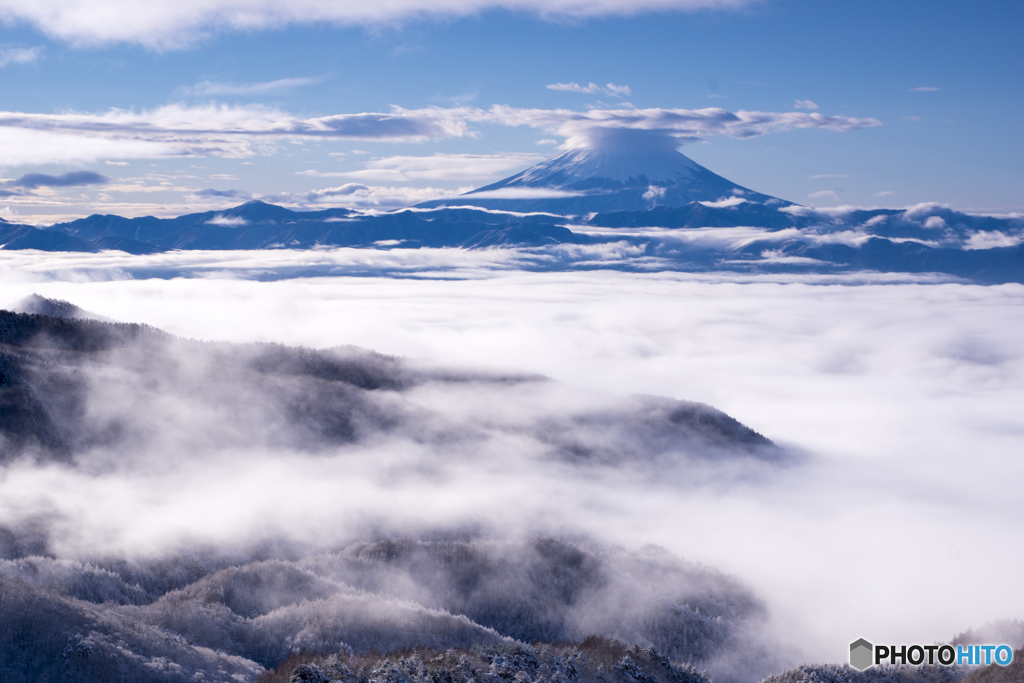 降雪と富士
