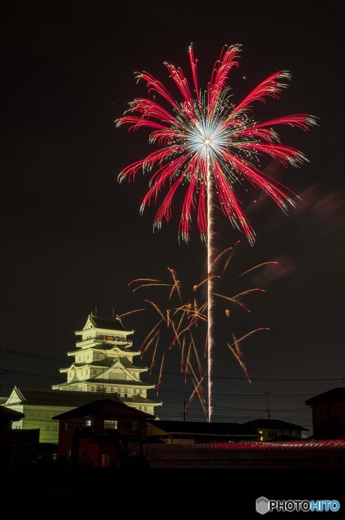 お城と花火