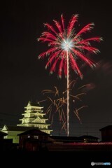 お城と花火