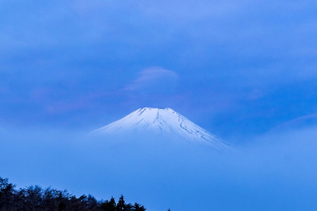 雲海に浮かぶ霊峰
