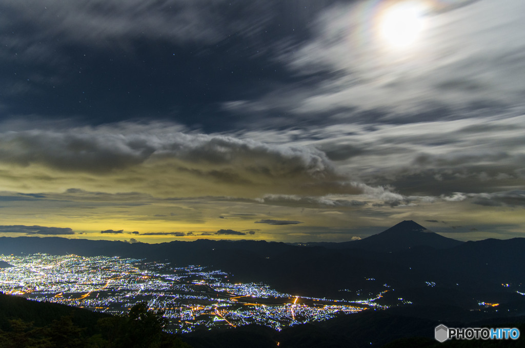 月明りに輝く雲と街