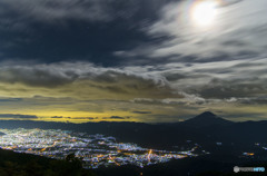 月明りに輝く雲と街