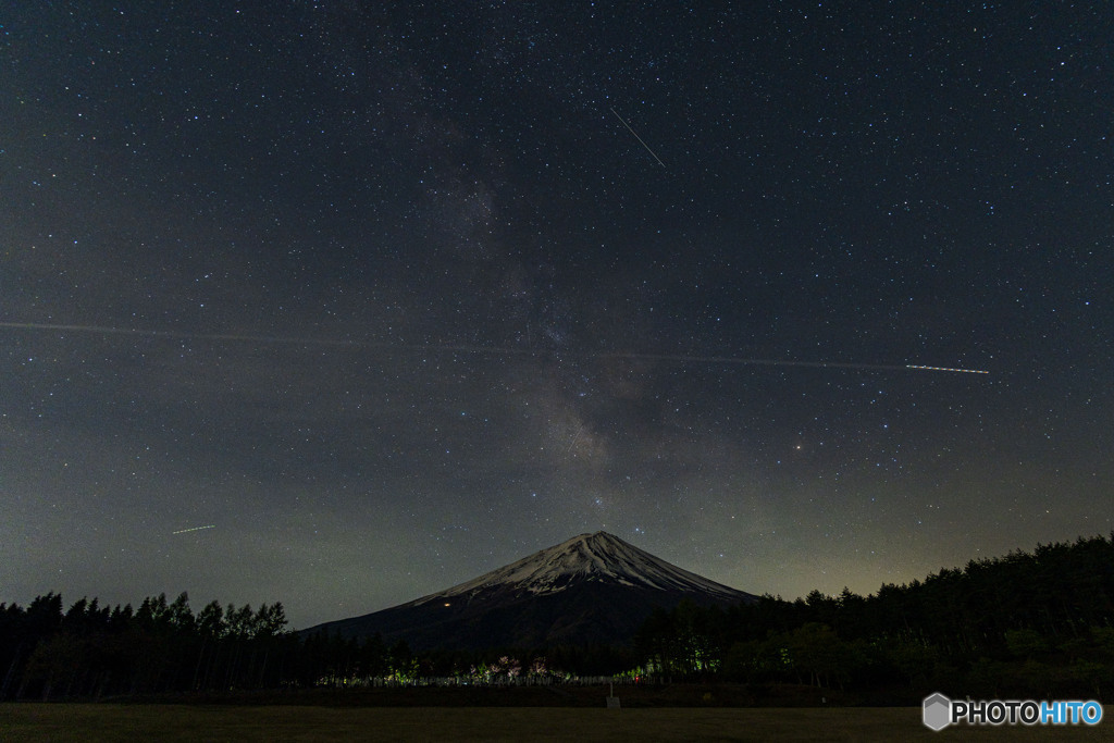 天の川と飛行機雲