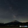 天の川と飛行機雲