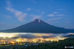 靄に煙る山村