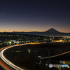 薄明富士とハイウェイ