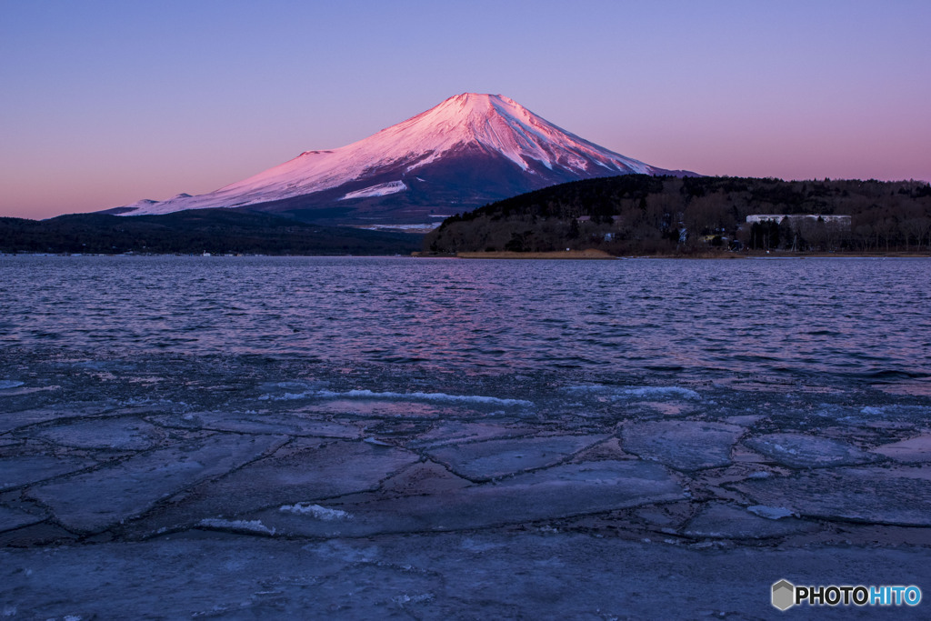 割れ氷と富士山