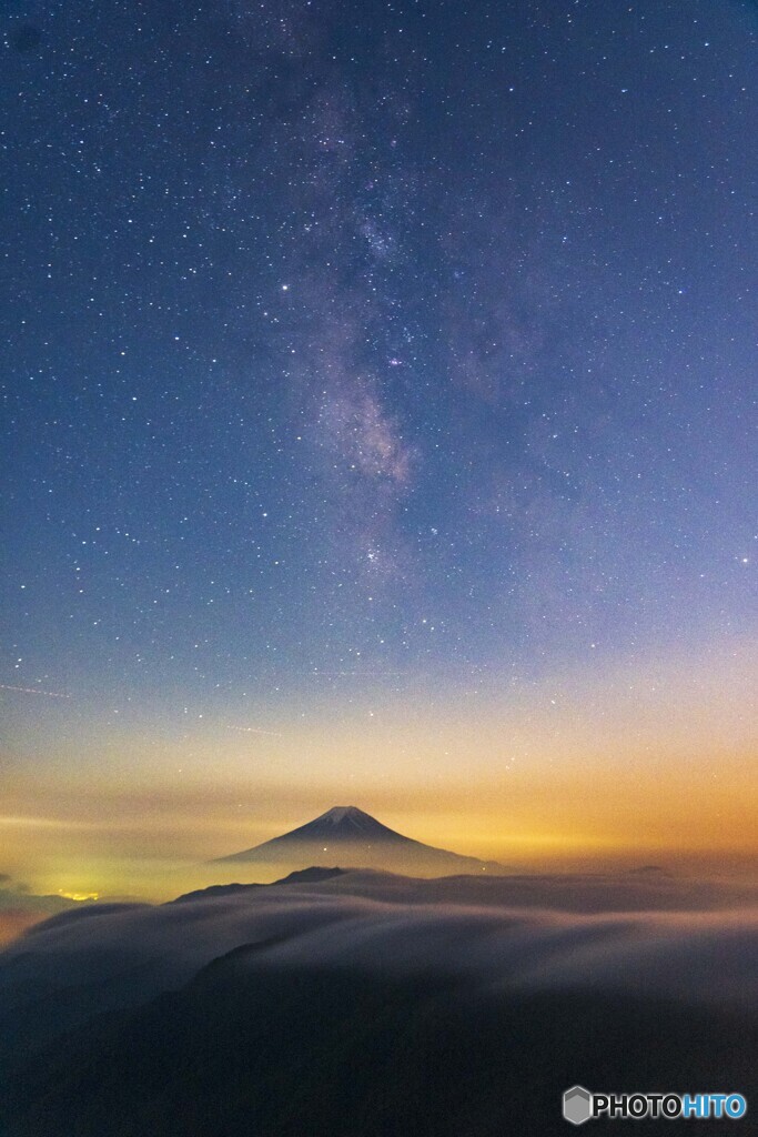 雲海と富士山と天の川