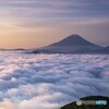 朝日差す雲海