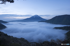 霧の本栖湖