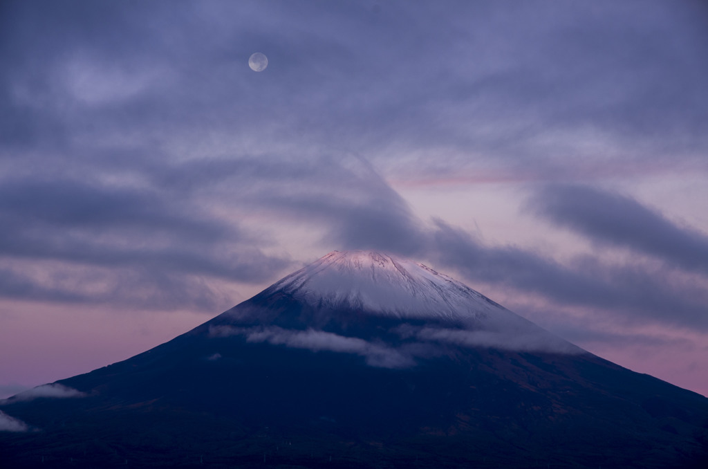 暗雲立ち込め