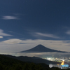 月夜に浮かぶ