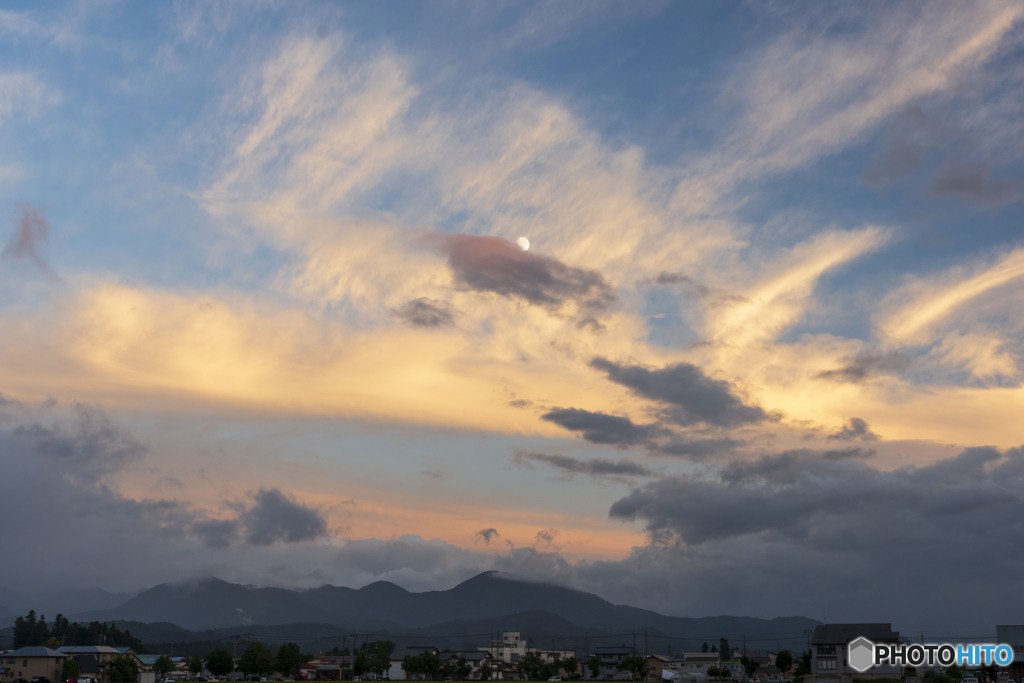 夕焼けと月