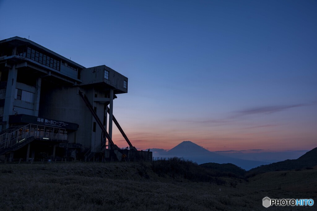 ロープウェイ駅と富士山