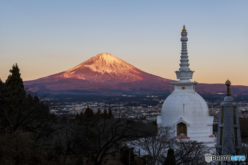 仏舎利塔と富士山