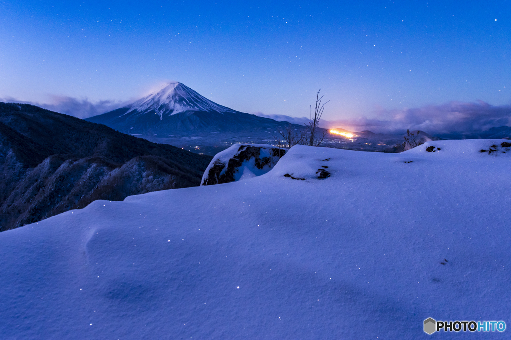月明かりを反射する雪景色