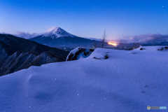 月明かりを反射する雪景色