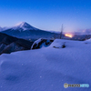 月明かりを反射する雪景色