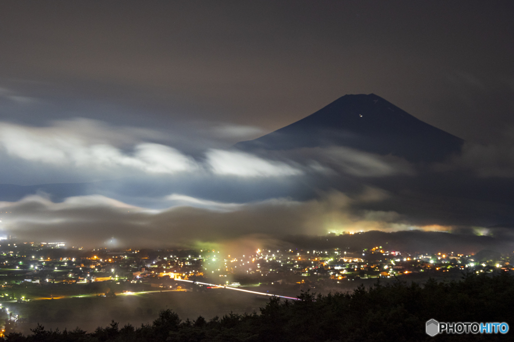 街明かりを写して