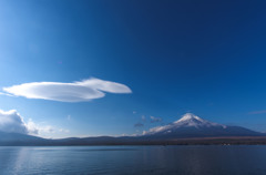 離れ雲漂う