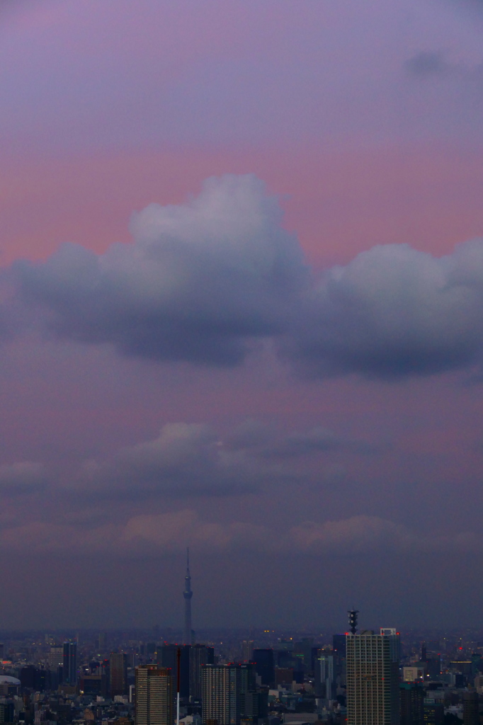 梅雨空に浮かぶ雲