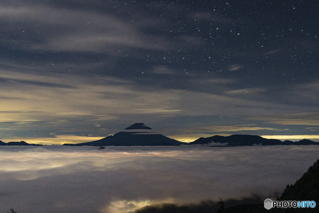 雲間に星が輝く夜