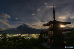 夏の夜の忠霊塔