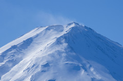 雪舞う富士山