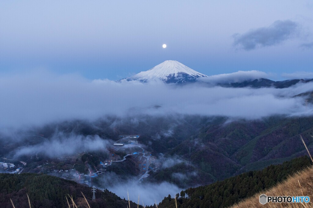 雲に浮かぶ富士