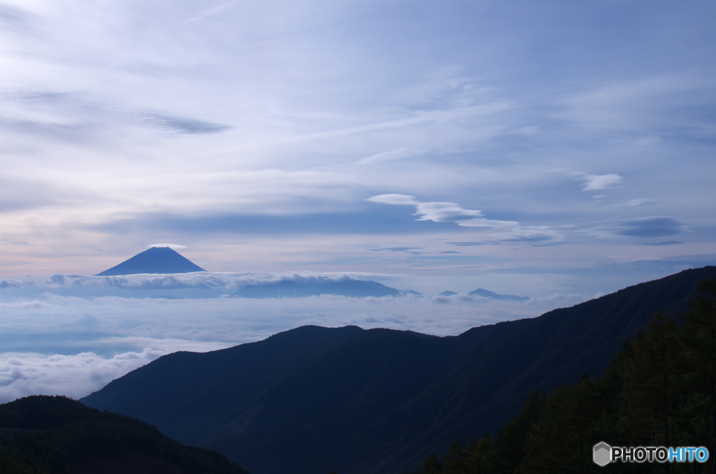 たなびく雲と霊峰