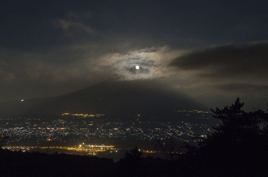 雲間から