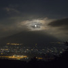 雲間から