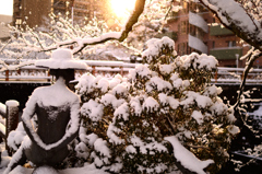 雪ごろもを纏う銅像