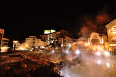 夜の温泉街