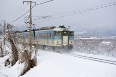 降雪の中の信越線普通列車