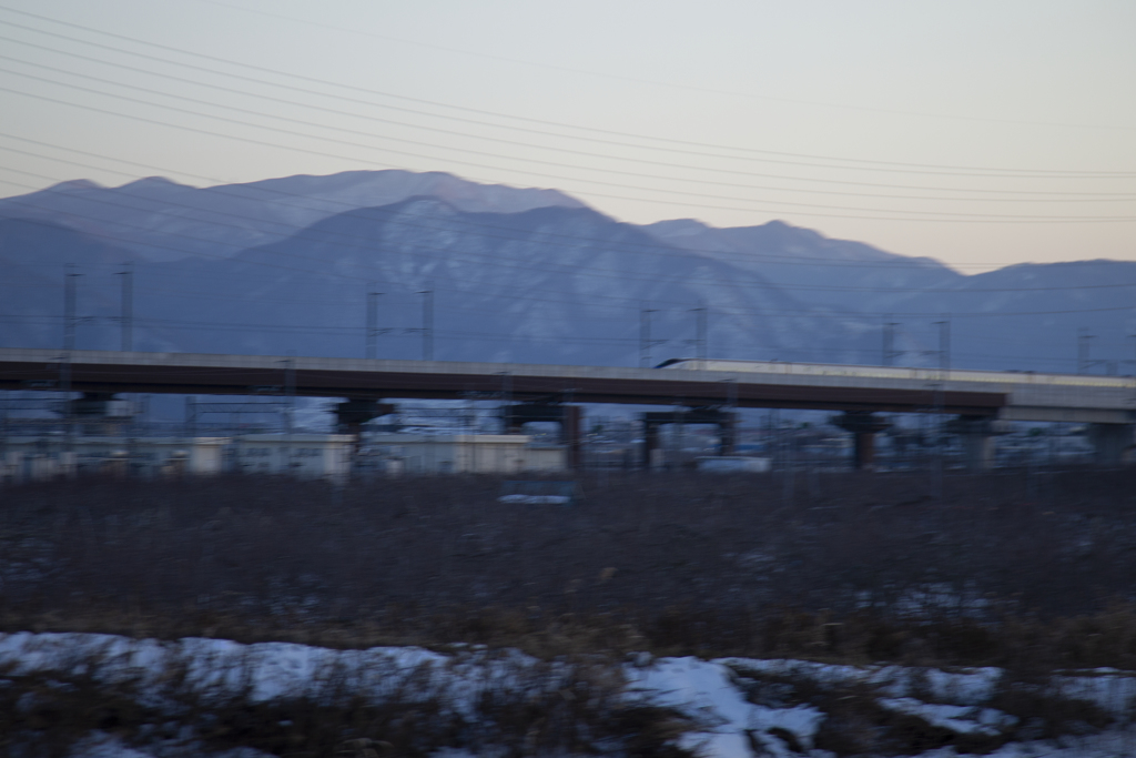 夕暮れの北信濃を疾走する北陸新幹線「かがやき」！