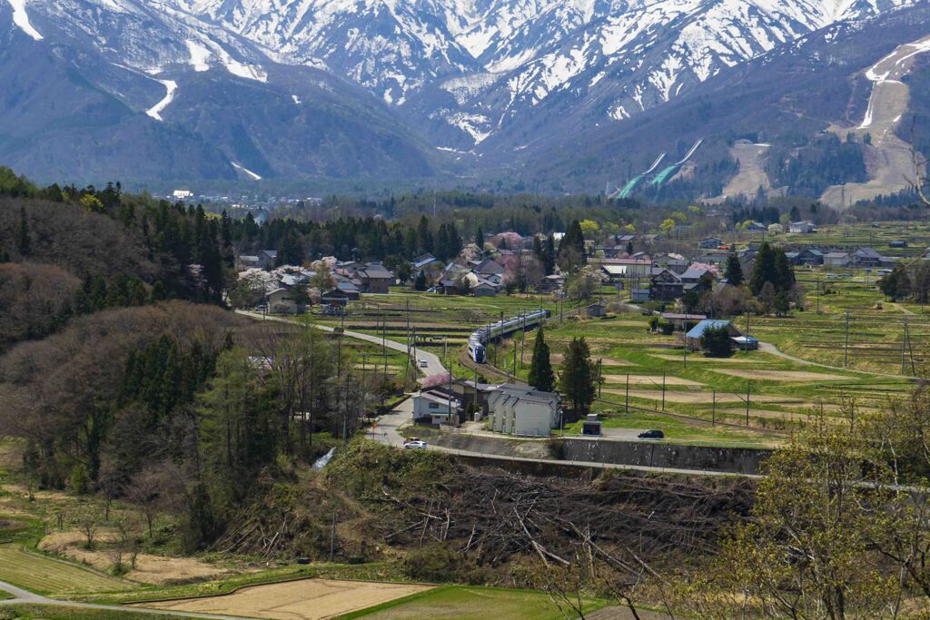 安曇野を縫うように走る特急あずさ