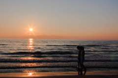 浜辺を歩くsisters