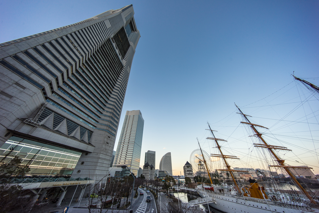 日本丸とランドマークタワー