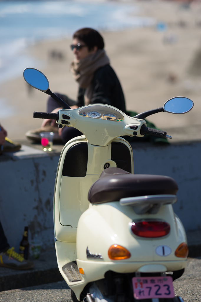 スクーターとサングラス美人