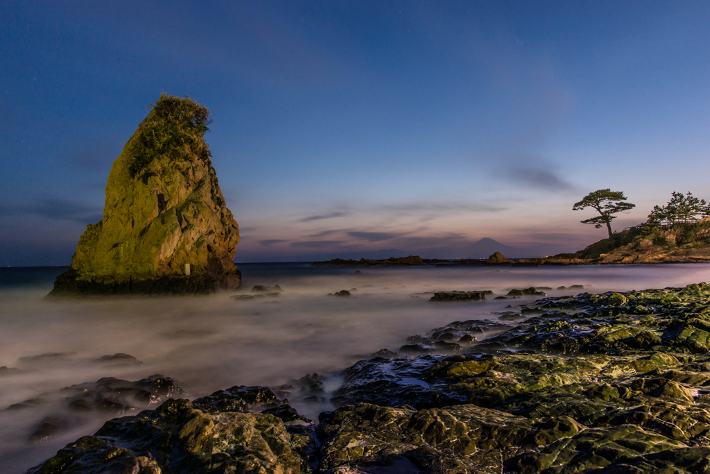 立石の夕景