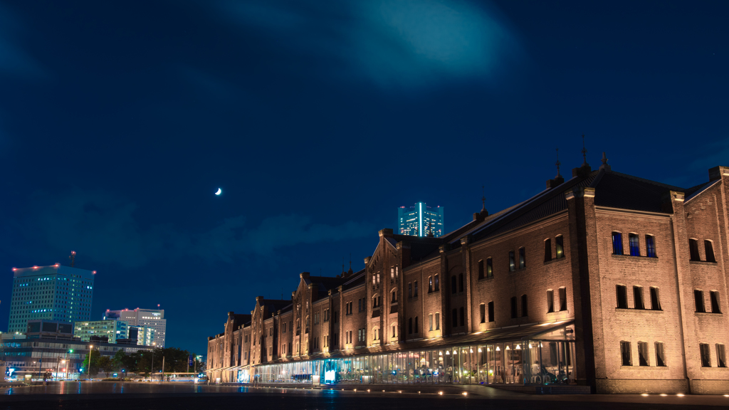 赤レンガ倉庫と月