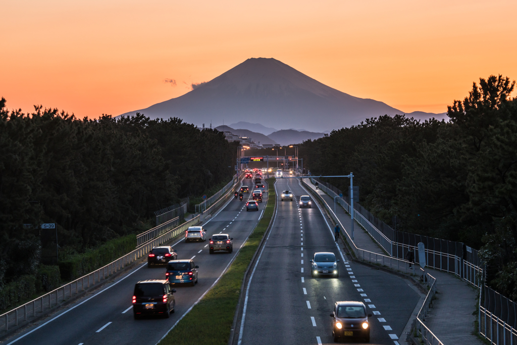 茅ヶ崎第一中学歩道橋から富士山