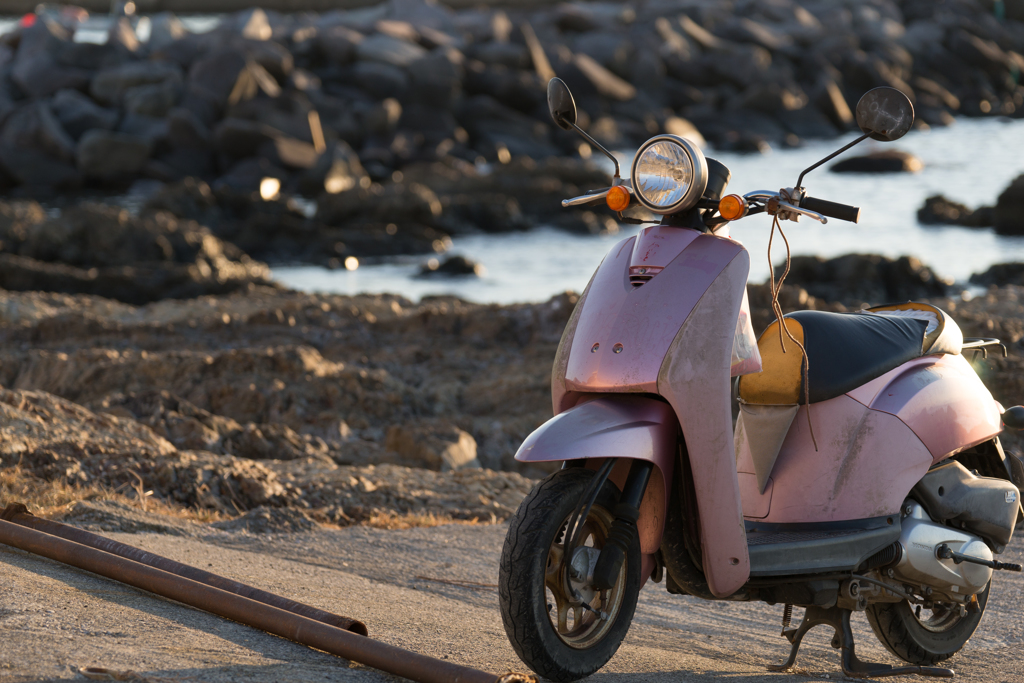 漁港のスクーター