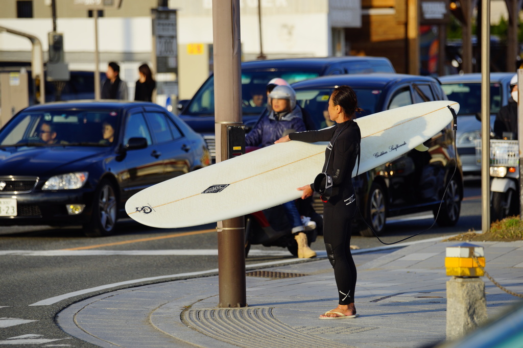 サーファー信号待ち