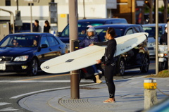 サーファー信号待ち