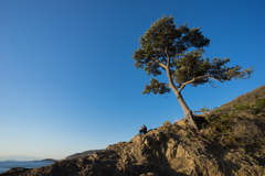 なんか凄い場所でお弁当を食べるカップル
