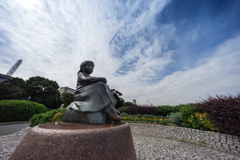 赤い靴はいてた女の子像