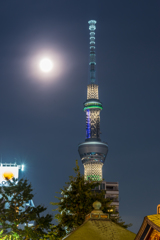 スカイツリーと満月